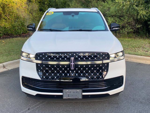 Certified 2025 Lincoln Navigator Black Label AWD/4WD image 2