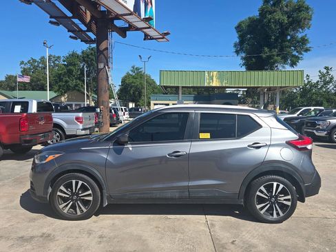 Used 2018 Nissan Kicks SV FWD image 35