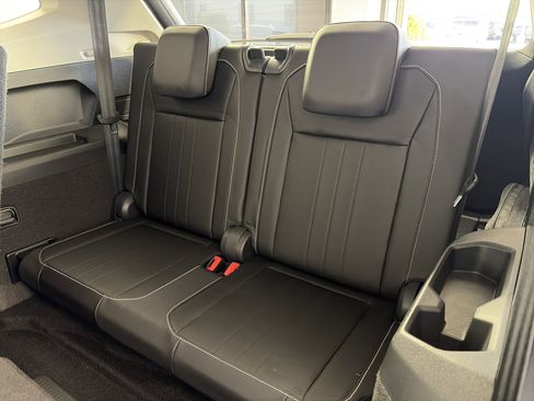 Used 2023 Volkswagen Tiguan SE w/ Panoramic Sunroof Package image 10