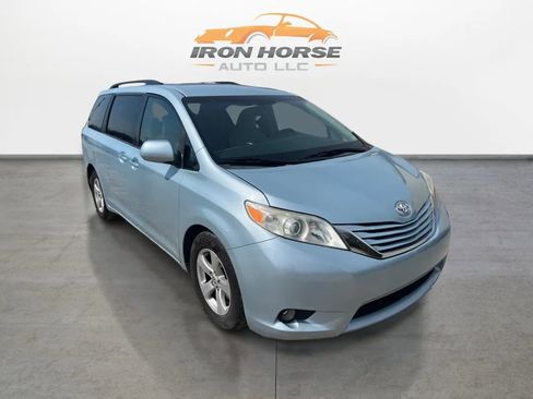 Used 2015 Toyota Sienna LE FWD image 3