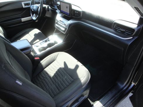 Used 2021 Ford Explorer XLT AWD/4WD image 16