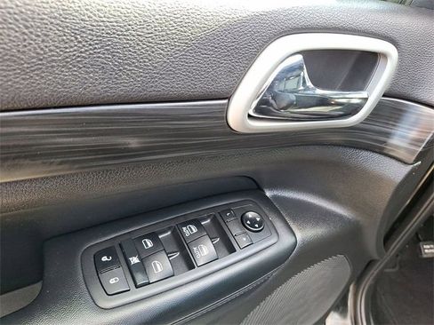 Used 2021 Jeep Grand Cherokee Laredo X image 23