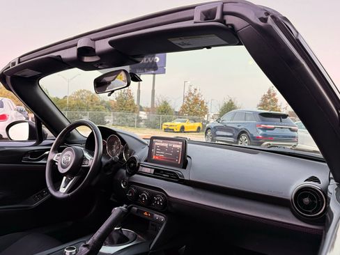 Used 2018 MAZDA MX-5 Miata Club image 34