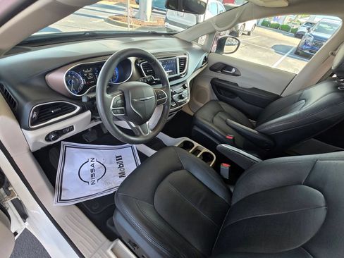 Used 2018 Chrysler Pacifica LX FWD image 18