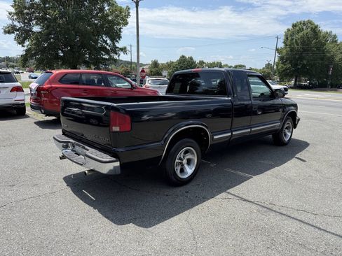Used 2002 Chevrolet S10 Pickup LS w/ LS Preferred Equipment Group RWD image 5