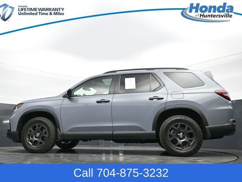 Used 2025 Honda Pilot TrailSport image 29