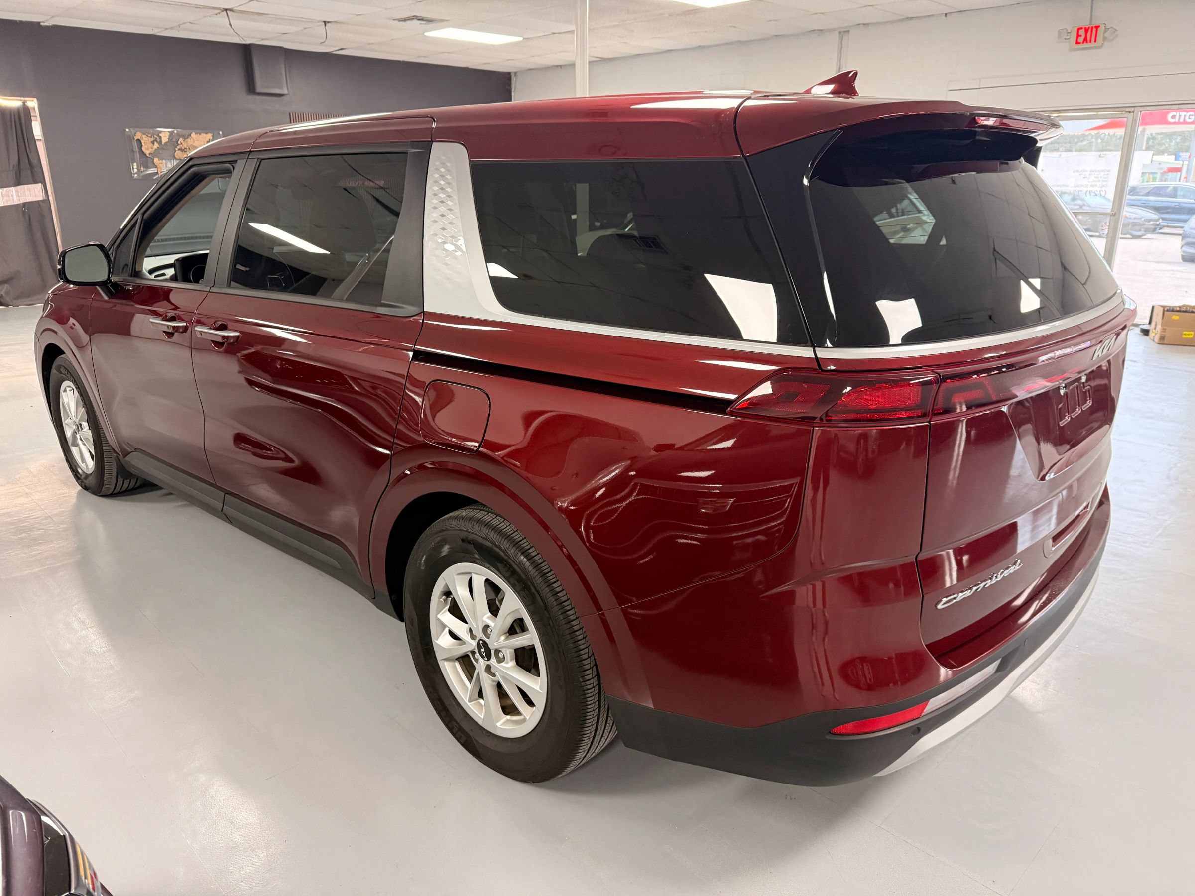 Used 2022 Kia Carnival LX FWD image 3