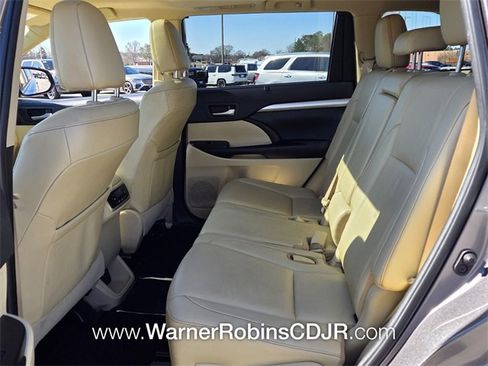 Used 2019 Toyota Highlander XLE image 6