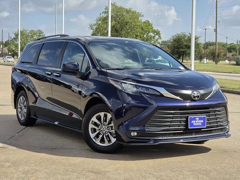 Used 2026 Toyota Sienna XLE FWD image 2