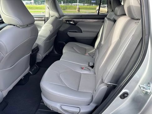 Used 2022 Toyota Highlander Limited FWD image 12