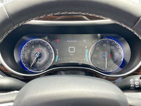 Used 2023 Chrysler Pacifica Limited FWD image 12