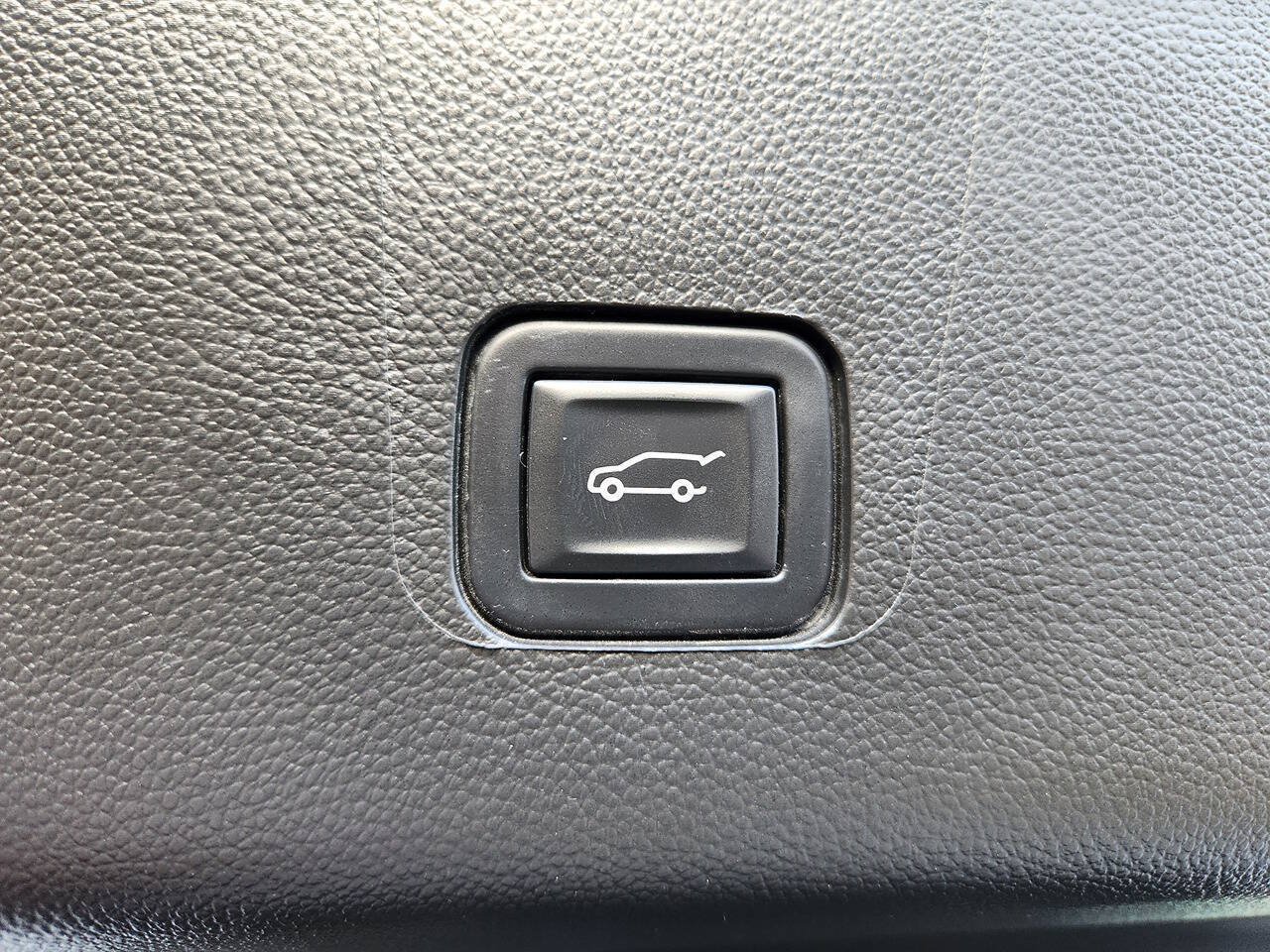 Used 2023 Chevrolet Traverse RS AWD/4WD image 35