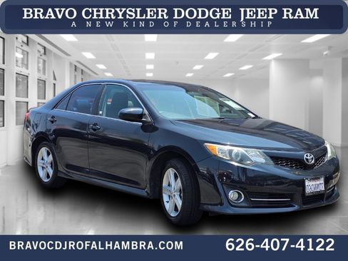 Used 2014 Toyota Camry SE FWD image 1