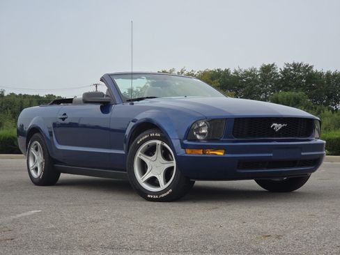 Used 2006 Ford Mustang Convertible RWD image 2
