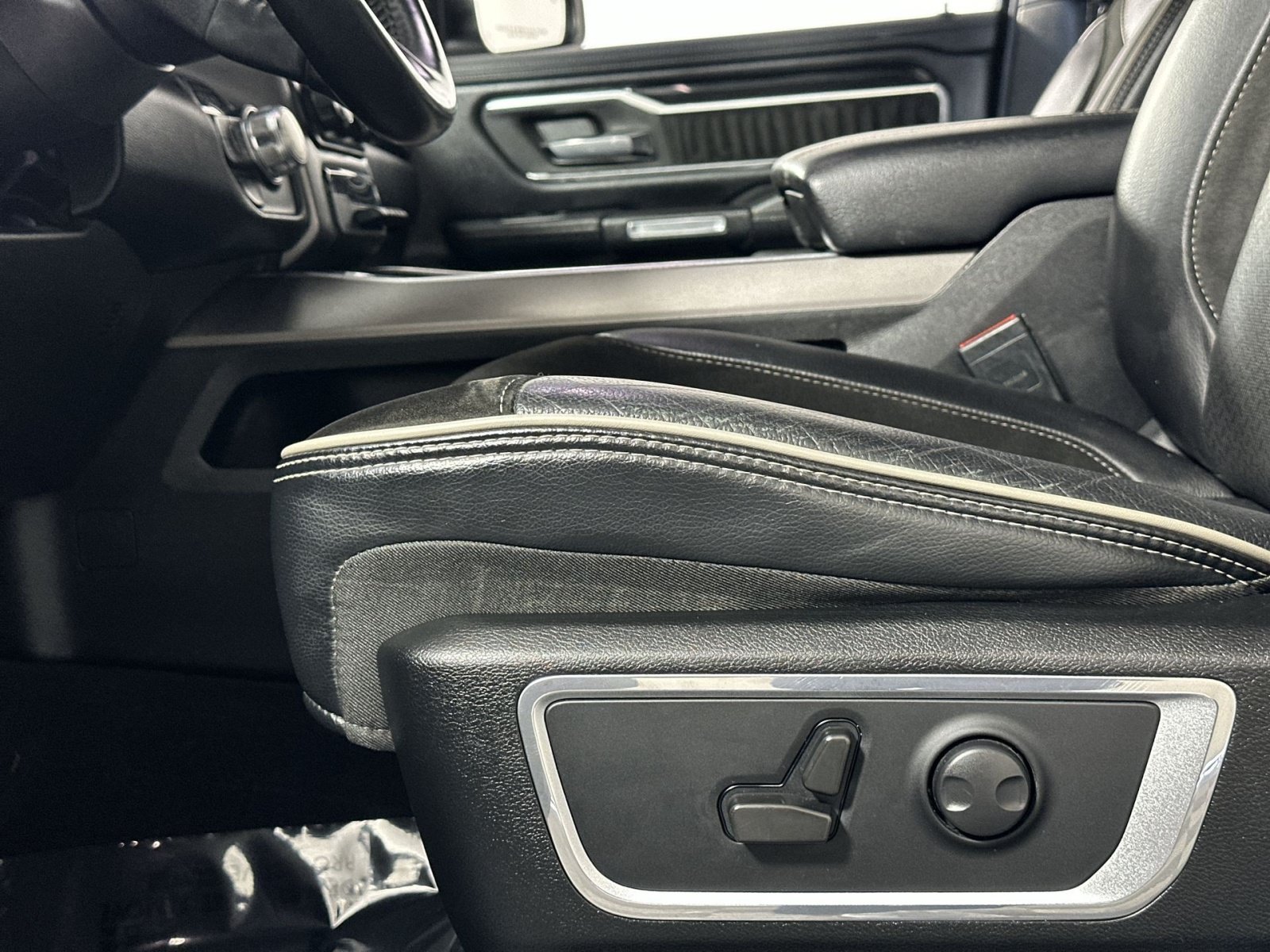 Used 2022 RAM 1500 Laramie w/ Sport Appearance Package AWD/4WD image 14