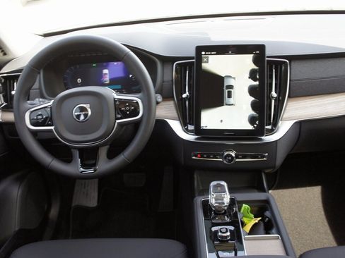 New 2025 Volvo XC90 T8 Plus w/ Protection Package Premier image 11