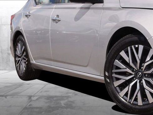 Used 2024 Nissan Altima 2.5 SV FWD image 3