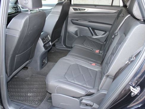 Used 2025 Volkswagen Atlas Cross Sport SE image 6