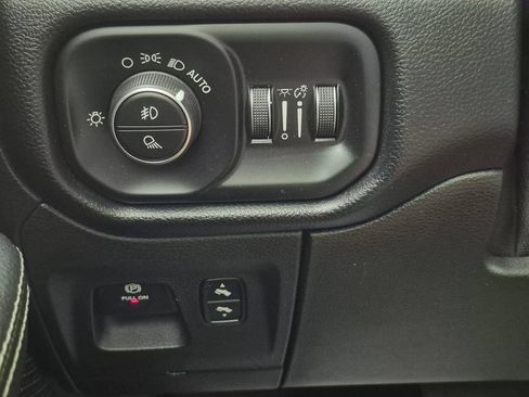 Used 2019 RAM 1500 Laramie AWD/4WD image 15