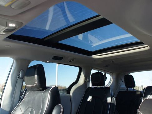 Used 2022 Chrysler Pacifica Limited image 6