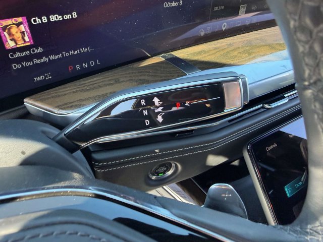 Certified 2025 Cadillac Escalade ESV Sport Platinum w/ LPO, ONYX Package AWD/4WD image 29