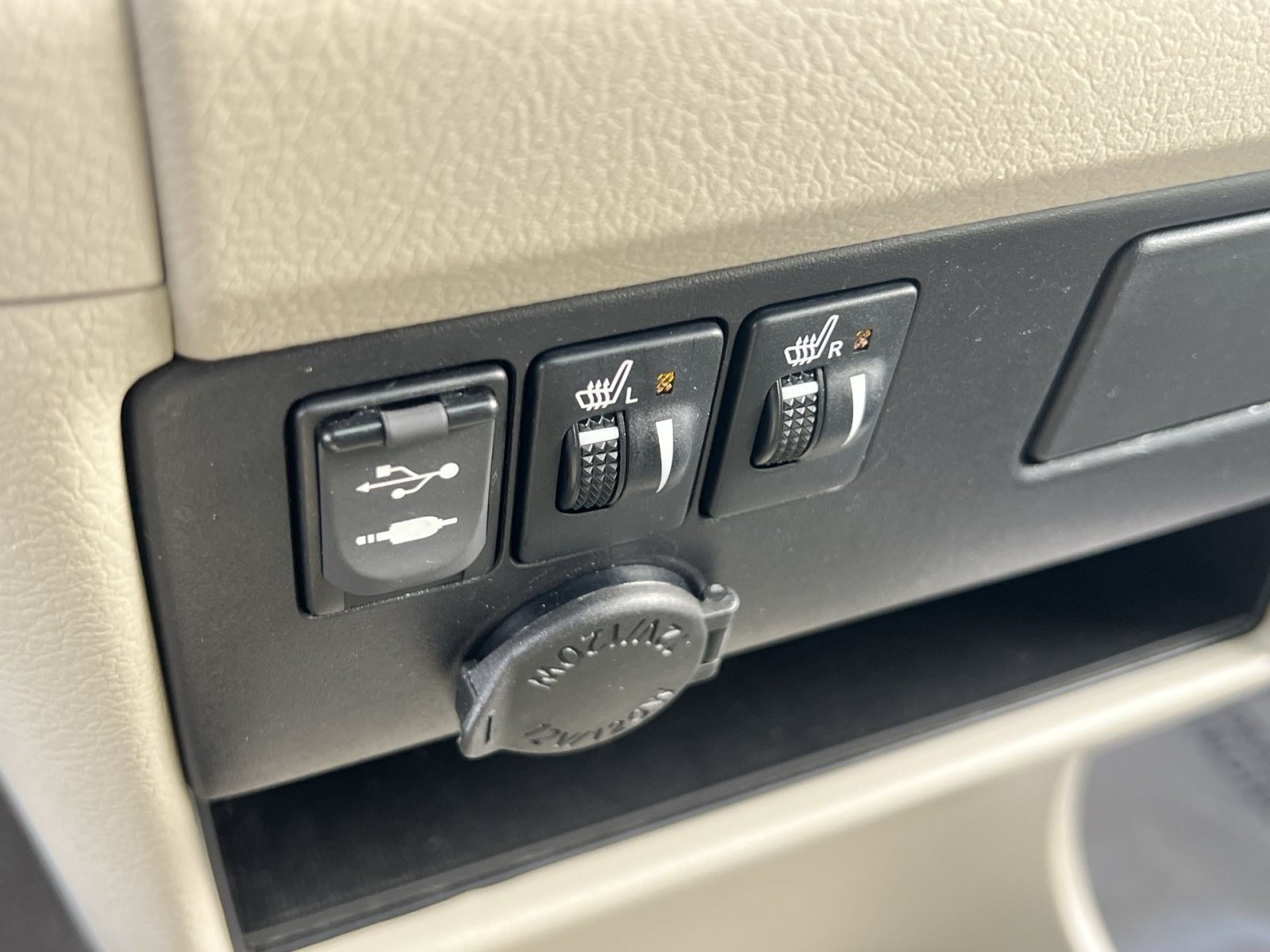 Used 2017 Toyota Sienna XLE w/ XLE Navigation Package FWD image 32