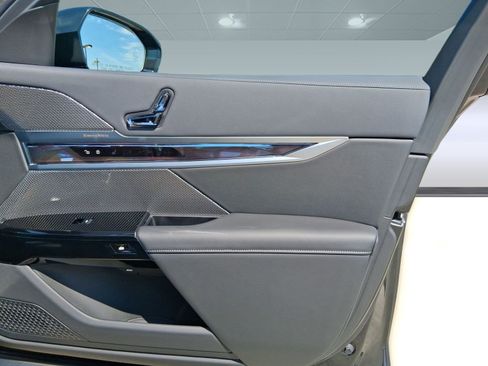 New 2026 BMW 750e xDrive w/ Premium Package image 30