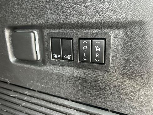Used 2022 GMC Yukon Denali w/ Denali Premium Package AWD/4WD image 24