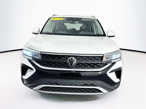 Used 2024 Volkswagen Taos SE FWD image 2