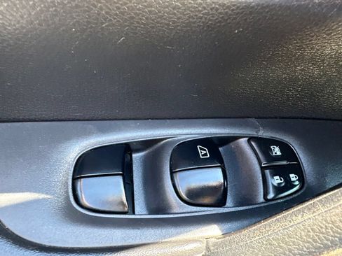 Used 2017 Nissan Rogue S AWD/4WD image 12