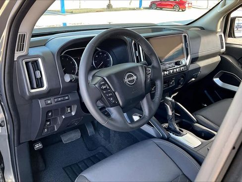 Used 2025 Nissan Frontier SV w/ SV Convenience Package image 17