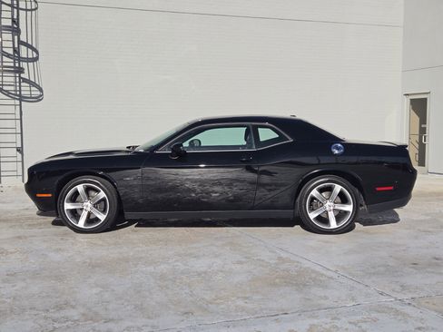 Used 2017 Dodge Challenger R/T image 4