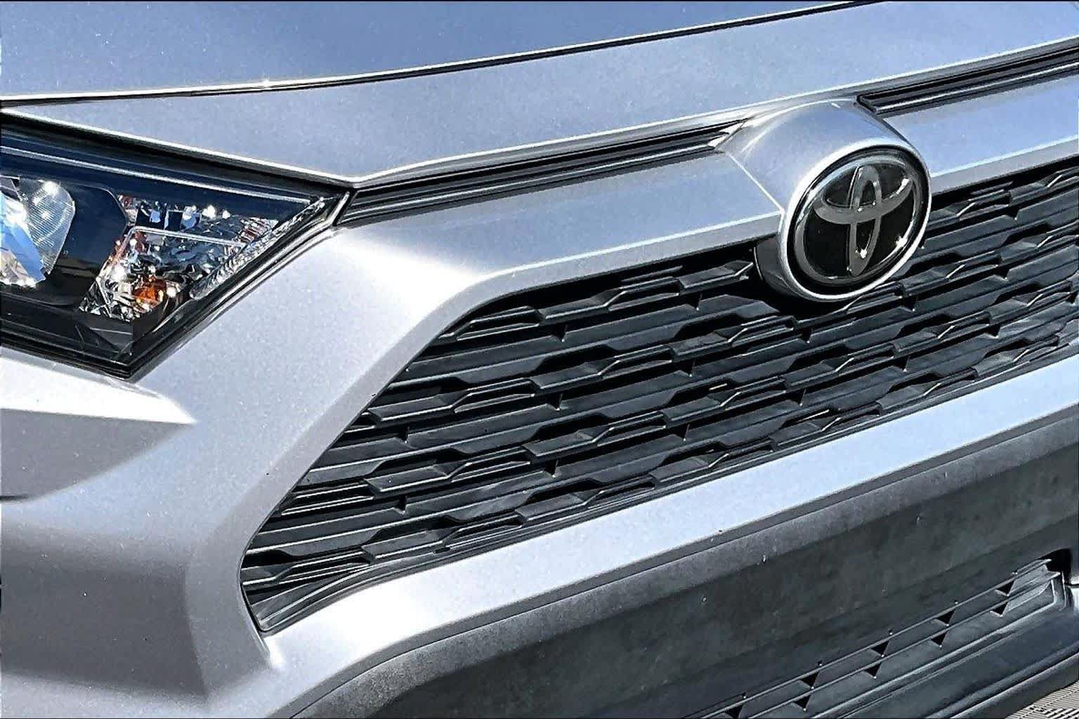 Used 2020 Toyota RAV4 LE FWD image 30