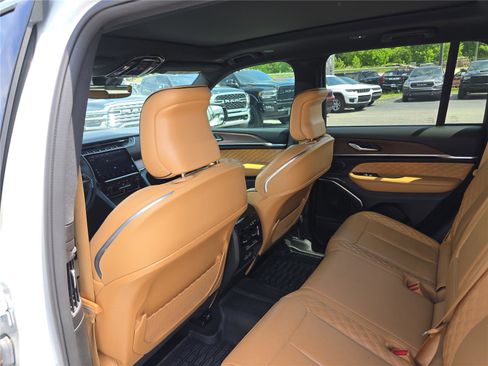 Used 2024 Jeep Grand Cherokee Summit AWD/4WD image 16