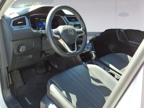 Used 2022 Volkswagen Tiguan SE image 11