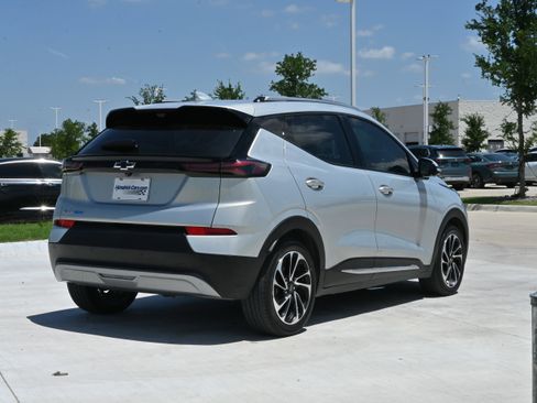 Used 2023 Chevrolet Bolt EUV Premier w/ Sun & Sound Package FWD image 9