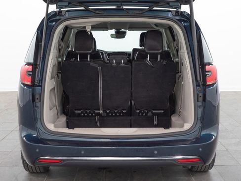 Used 2023 Chrysler Pacifica Touring-L FWD image 13