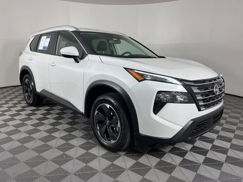 Used 2025 Nissan Rogue SV w/ SV Premium Package FWD image 3