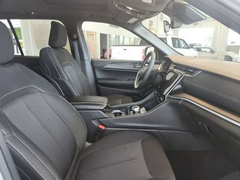 Certified 2025 Jeep Grand Cherokee Laredo X w/ Luxury Tech Group I RWD image 13