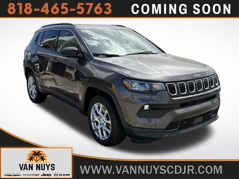 Used 2023 Jeep Compass Latitude AWD/4WD image 1