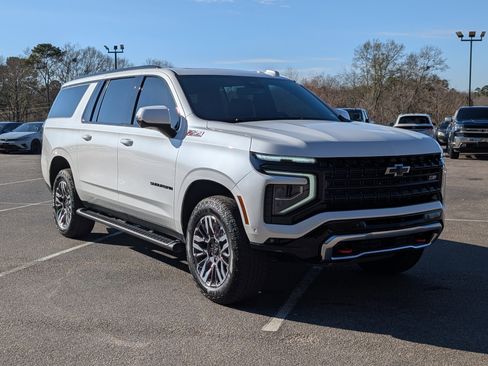 Used 2025 Chevrolet Suburban Z71 w/ Comfort Package image 11