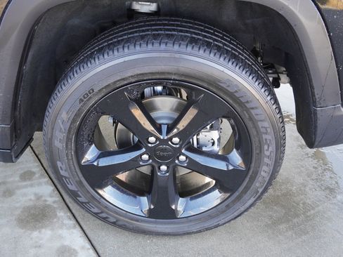 Used 2024 Jeep Grand Cherokee Altitude image 12