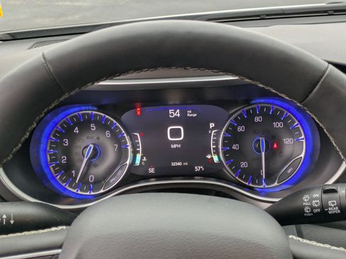 Certified 2024 Chrysler Pacifica Touring-L image 18