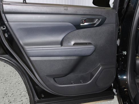 Certified 2021 Toyota Highlander XLE image 42