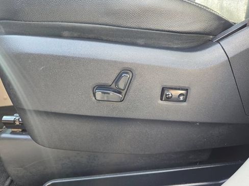 Used 2016 Chrysler Town & Country Touring w/ Driver Convenience Group FWD image 11