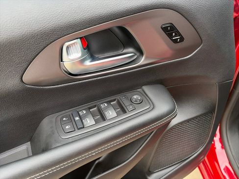 Used 2025 Chrysler Pacifica Select AWD/4WD image 18