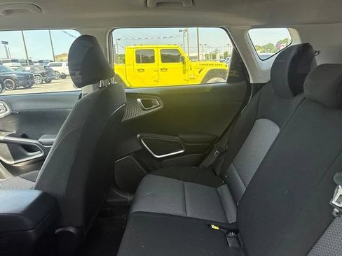 Used 2023 Kia Soul LX FWD image 7