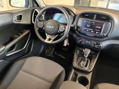 Used 2025 Kia Soul LX w/ LX Technology Package FWD image 32