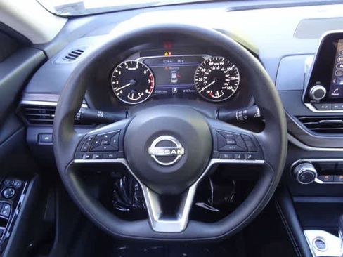 Used 2023 Nissan Altima 2.5 SV FWD image 11