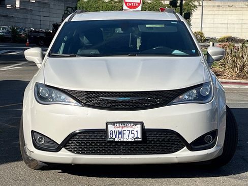 Used 2020 Chrysler Pacifica Touring-L w/ S Appearance Package image 4